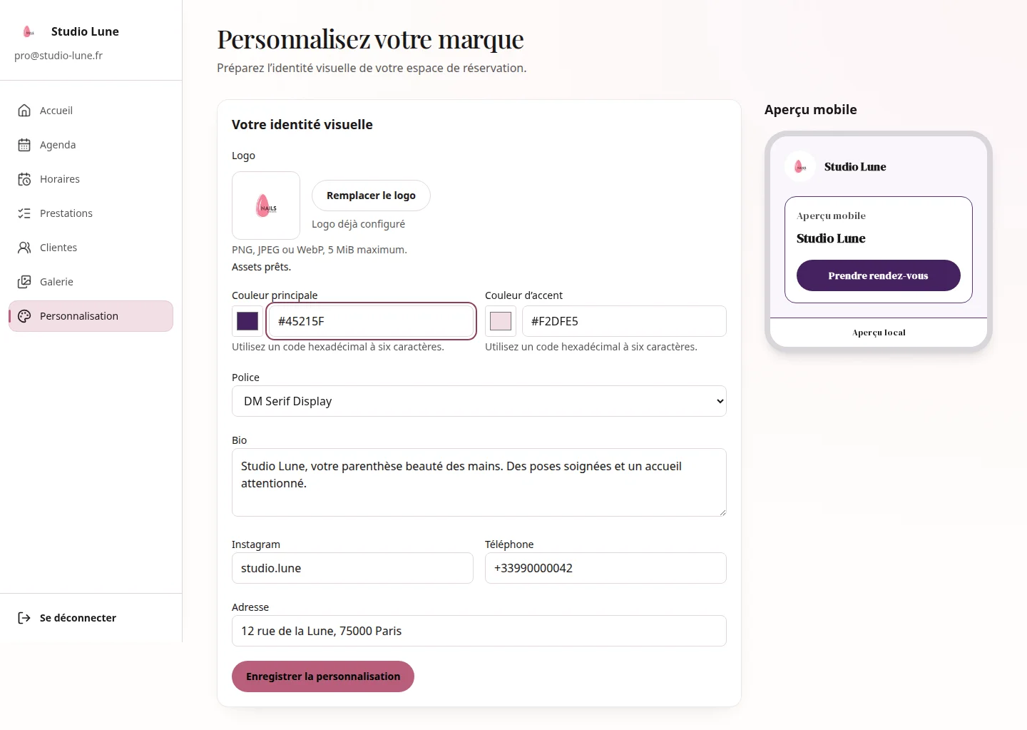 Page de personnalisation du dashboard : import de logo, choix des couleurs et de la police, avec aperçu mobile
